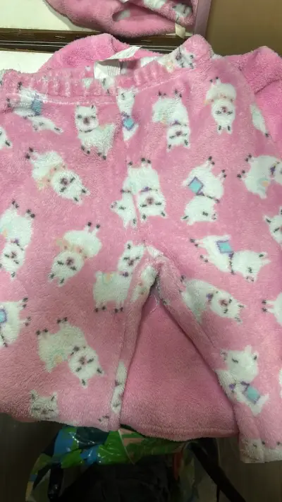 Pijama de polar rosado con diseño de llama para niña - miniatura 2
