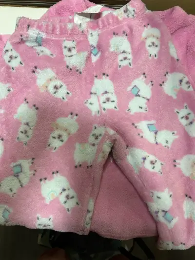 Pijama de polar rosado con diseño de llama para niña - miniatura 3