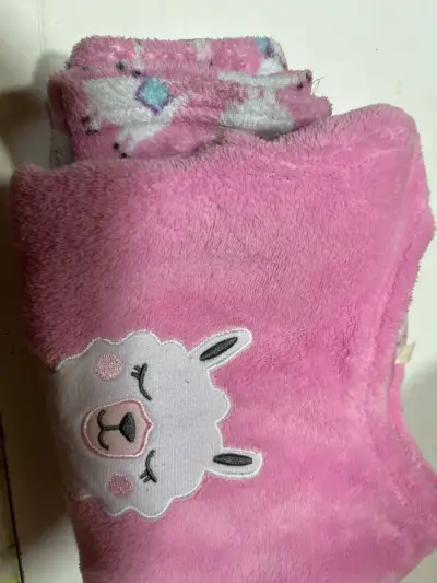 Pijama de polar rosado con diseño de llama para niña - miniatura 4