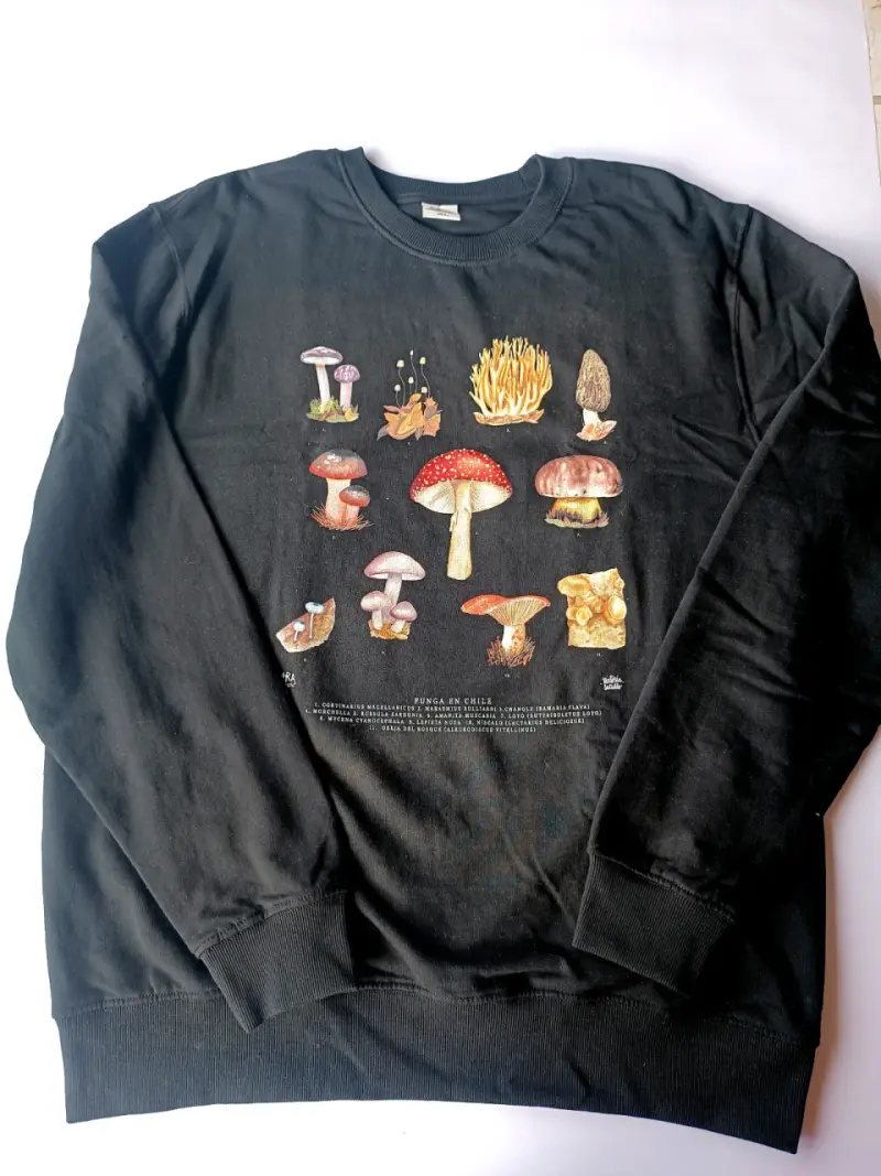 Polerón negro con estampado de hongos