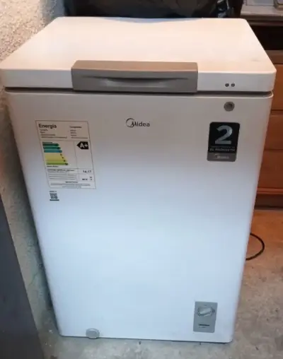 Congelador Midea compacto en buen estado - miniatura 1