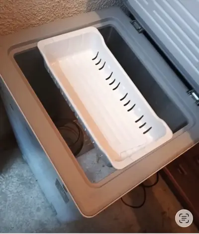 Congelador Midea compacto en buen estado - miniatura 3