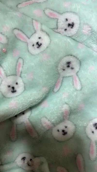 Bata de polar con diseño de conejos para niños - miniatura 3