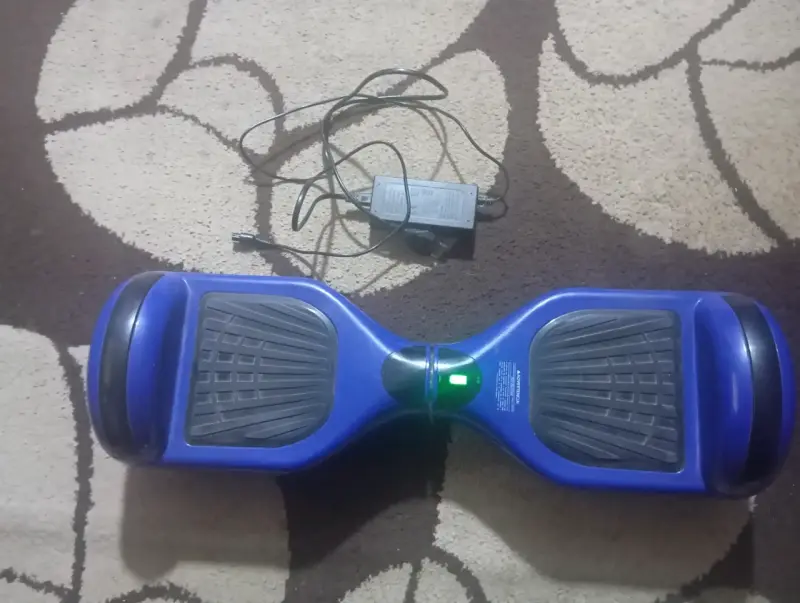 Hoverboard eléctrico azul con cargador