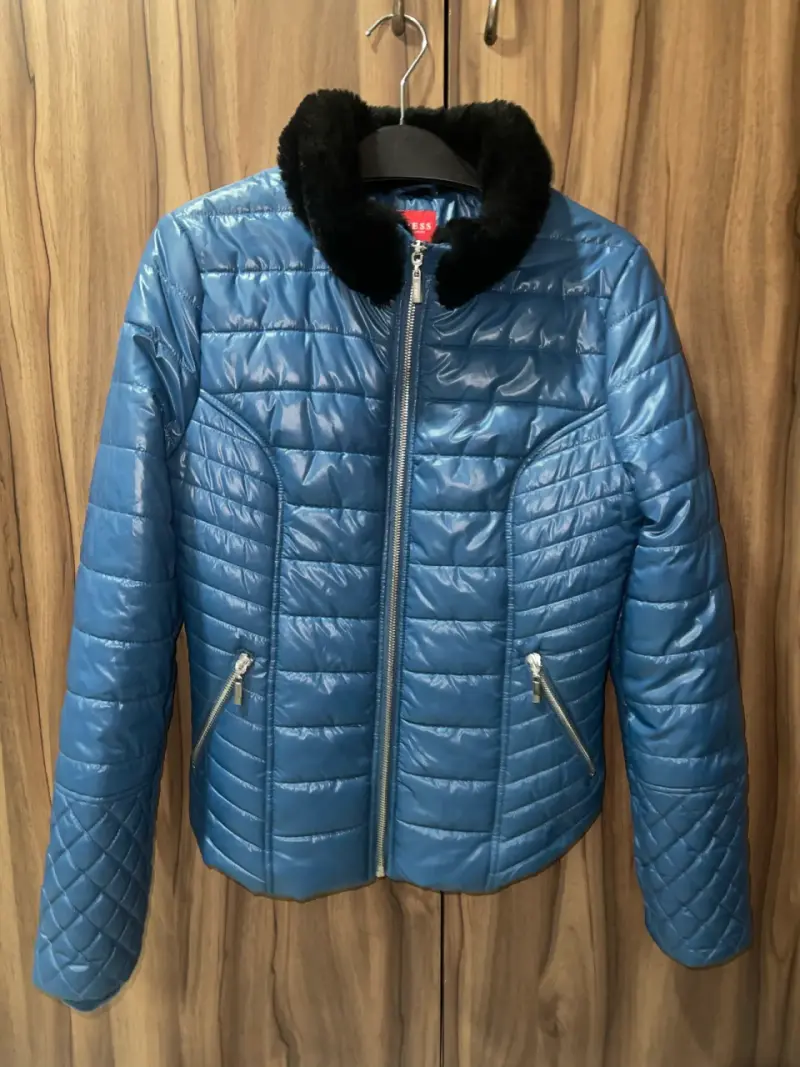 Chaqueta acolchada azul Guess con cuello de piel - 1