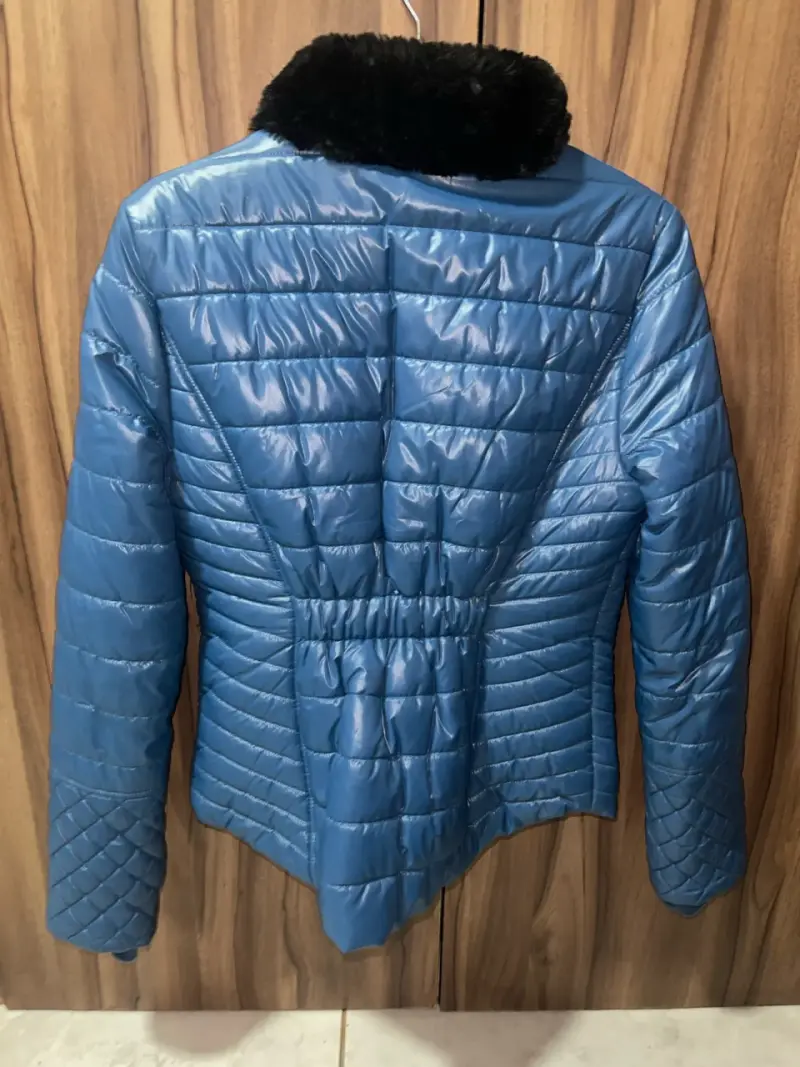 Chaqueta acolchada azul Guess con cuello de piel - 2