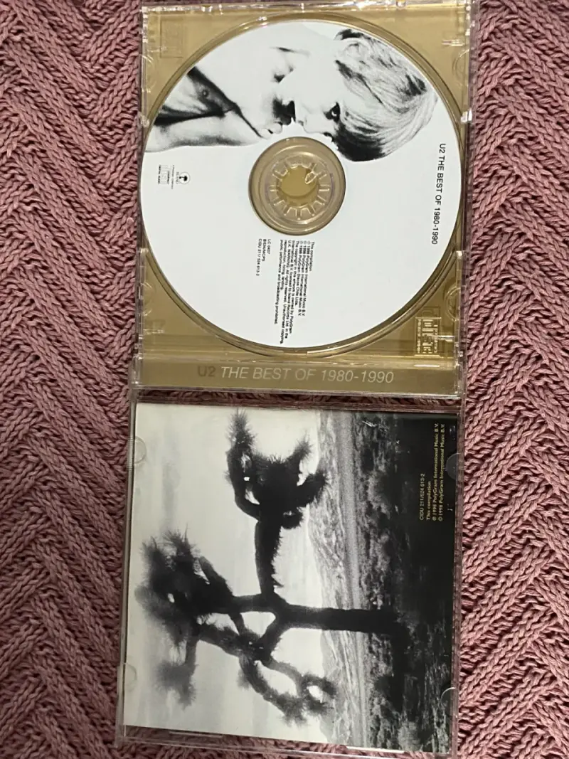 CD U2 The Best Of 1980-1990 en buen estado - 3