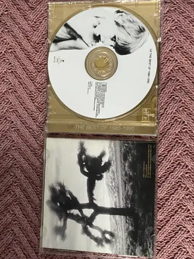 CD U2 The Best Of 1980-1990 en buen estado - miniatura 3
