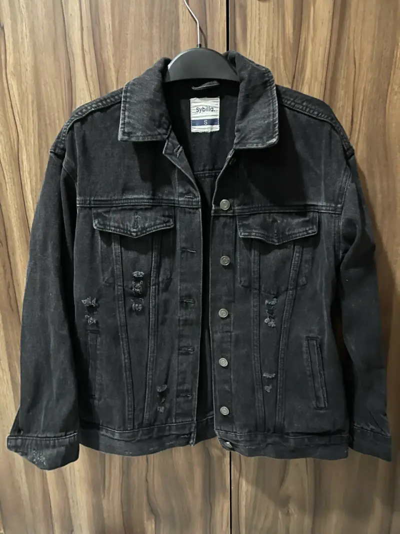 Chaqueta de mezclilla negra desgastada Sybilla
