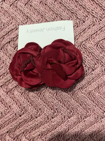 Aros de flores rojas de tela - miniatura 2
