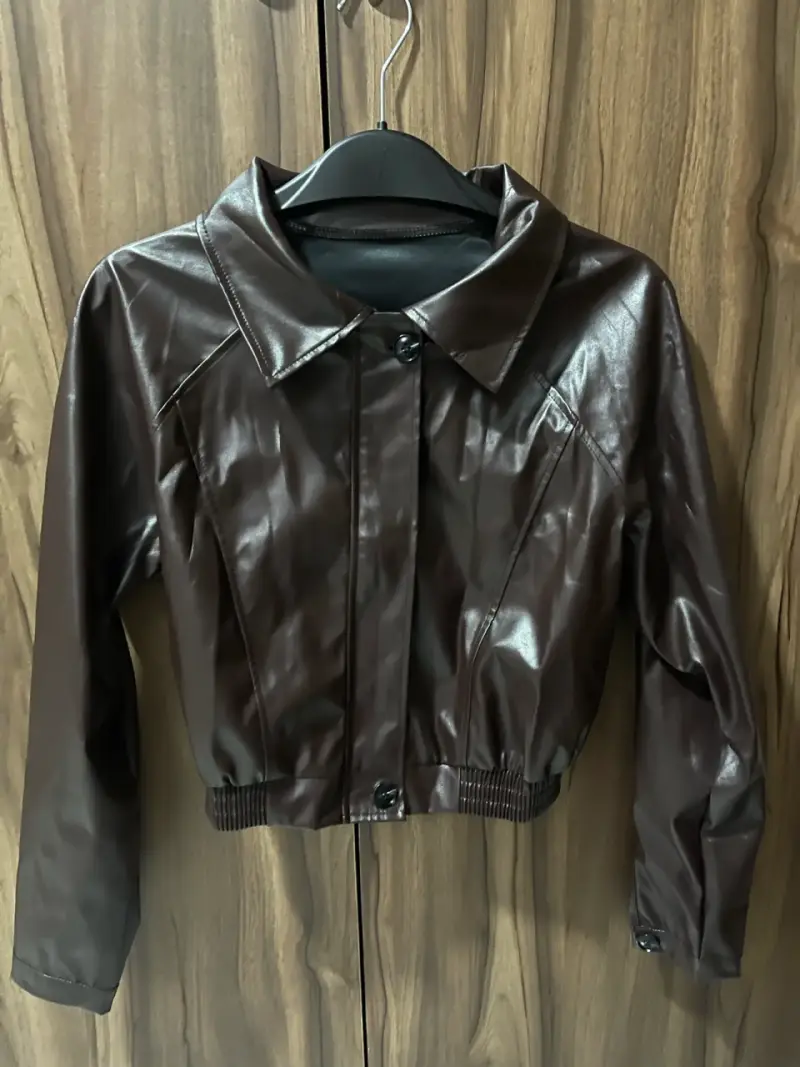 Chaqueta corta de cuero sintético marrón para mujer