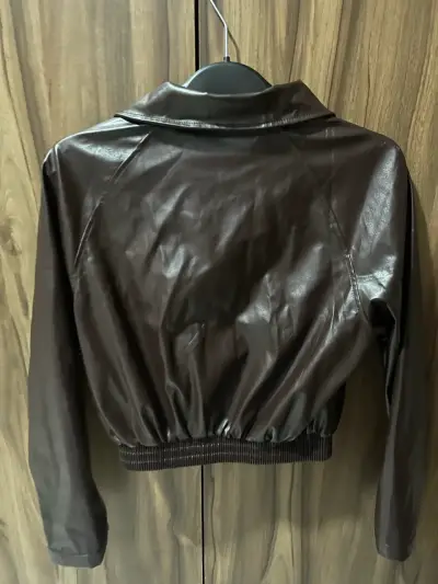 Chaqueta corta de cuero sintético marrón para mujer - miniatura 2