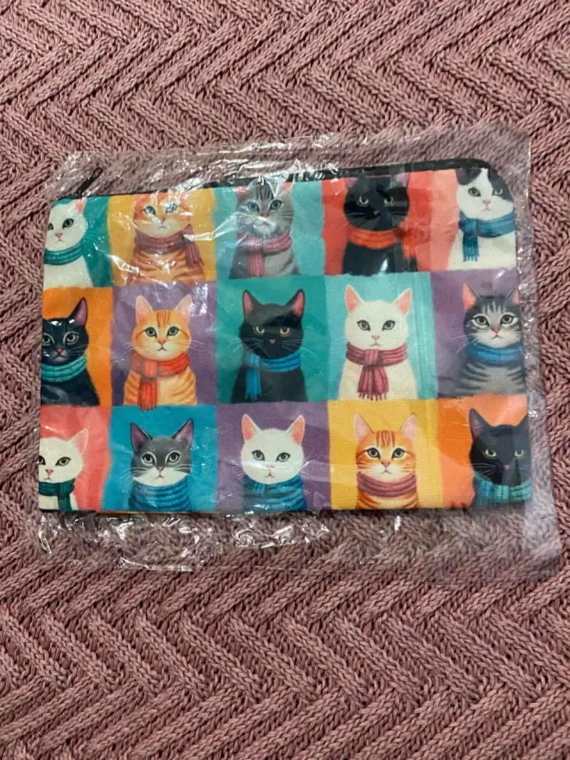 Estuche con diseño de gatos colorido - 1