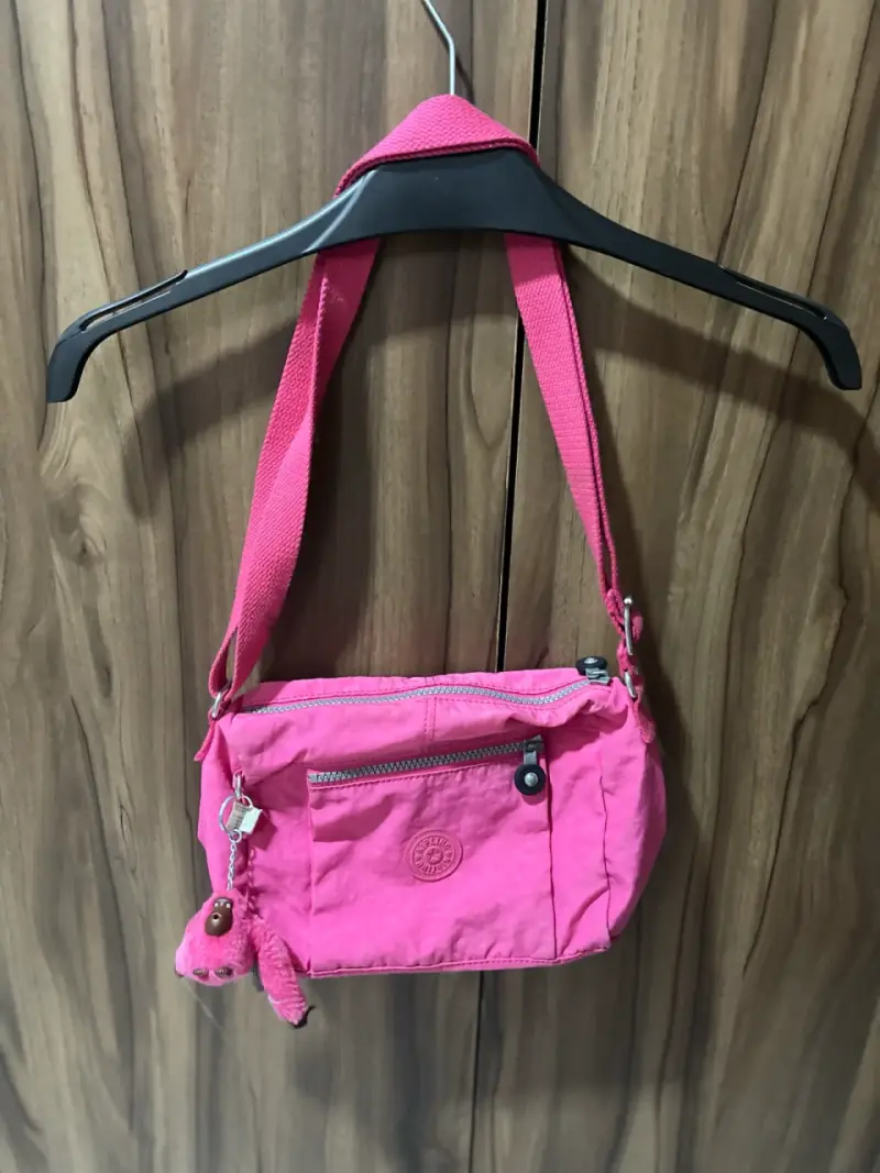 Bolso bandolera rosa con llavero de mono