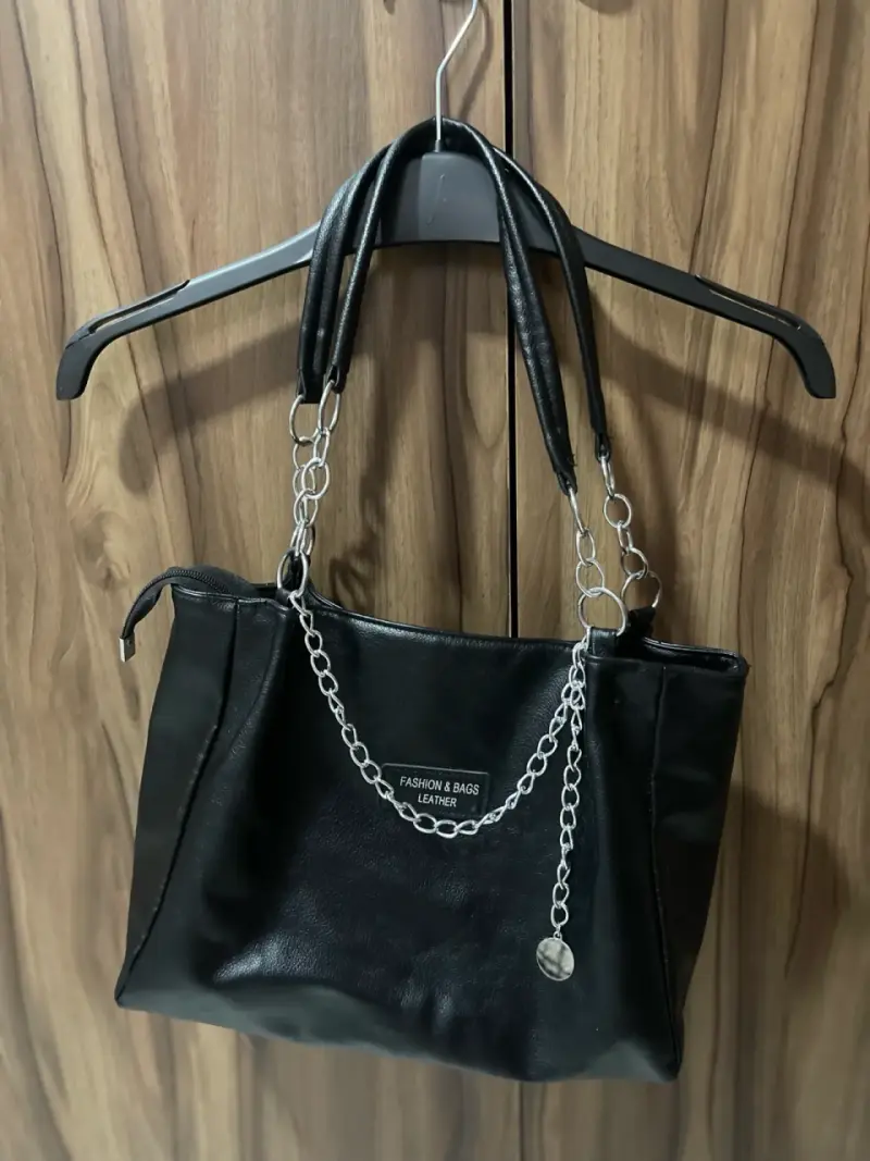 Cartera de cuero negra con cadena decorativa