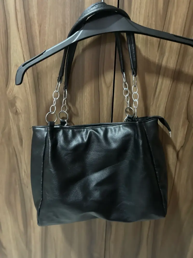 Cartera de cuero negra con cadena decorativa - 2