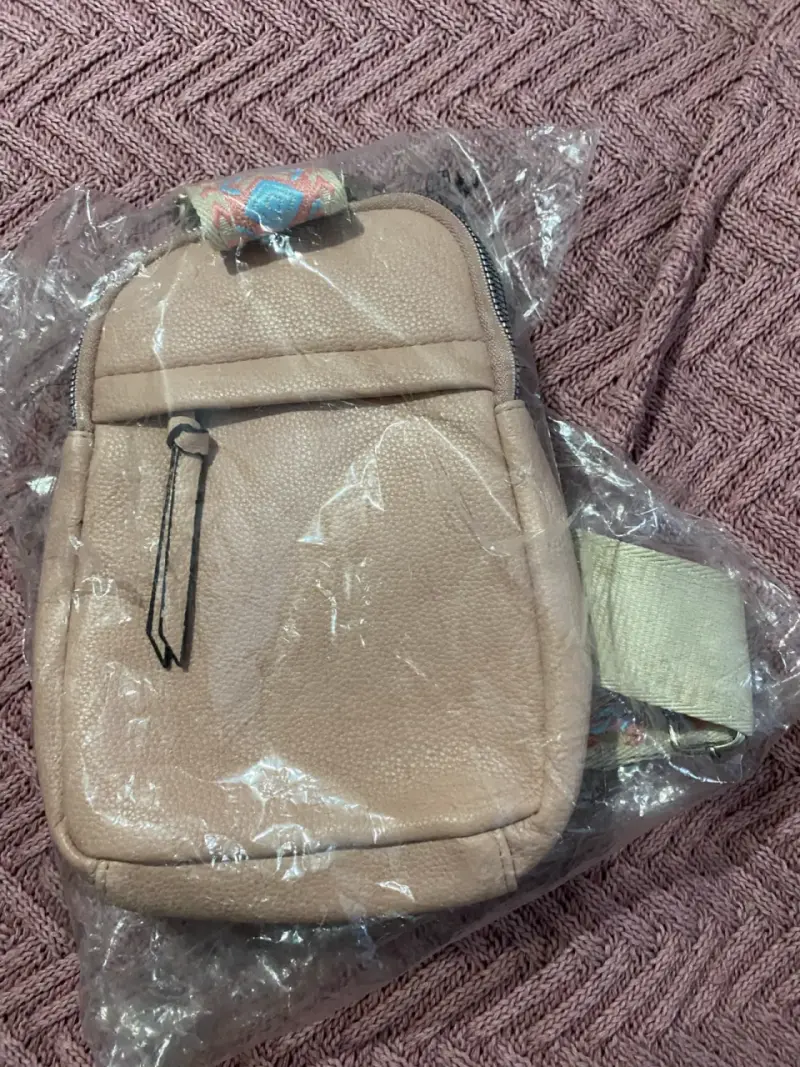 Mochila pequeña rosada con correa ajustable - 1