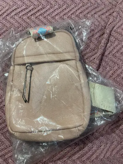 Mochila pequeña rosada con correa ajustable - miniatura 1