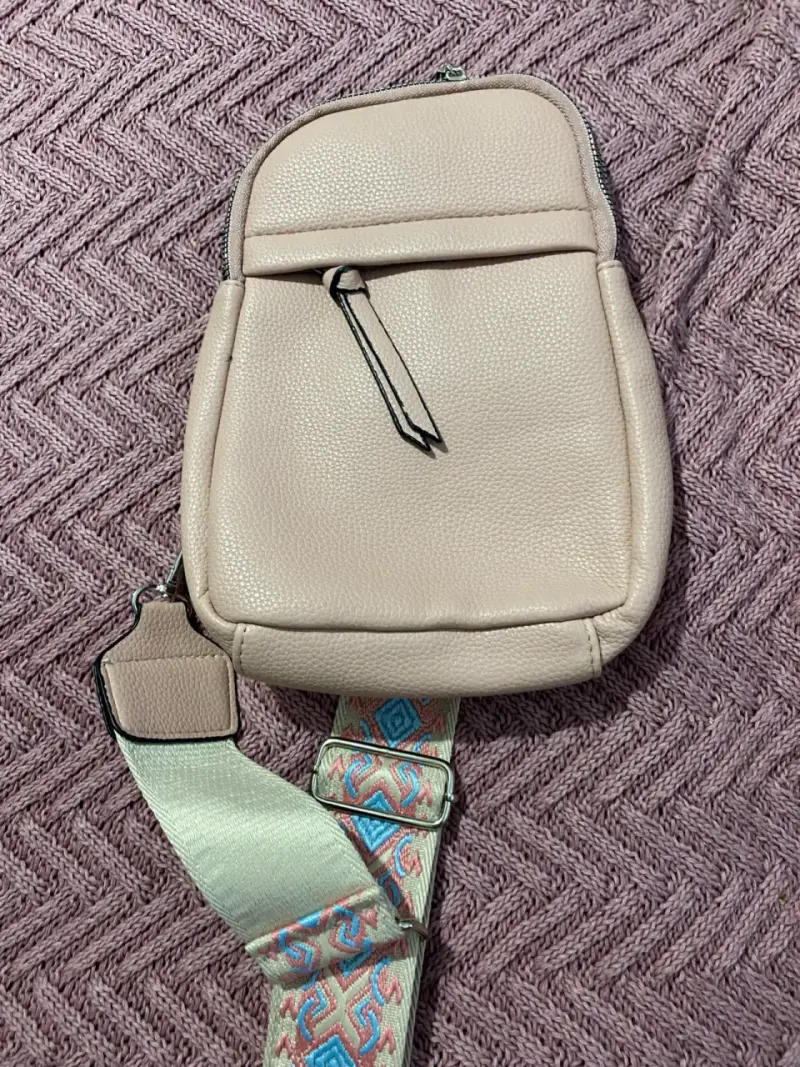 Mochila pequeña rosada con correa ajustable - 2