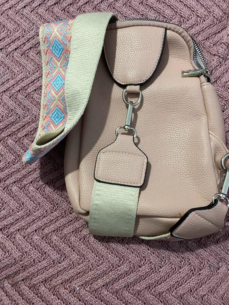 Mochila pequeña rosada con correa ajustable - 3