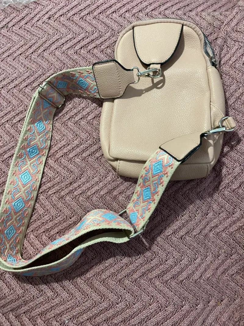 Mochila pequeña rosada con correa ajustable - 4