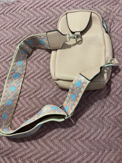 Mochila pequeña rosada con correa ajustable - miniatura 4