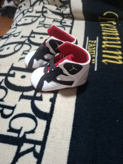 Zapatillas para bebé Jordan blancas y negras - miniatura 1