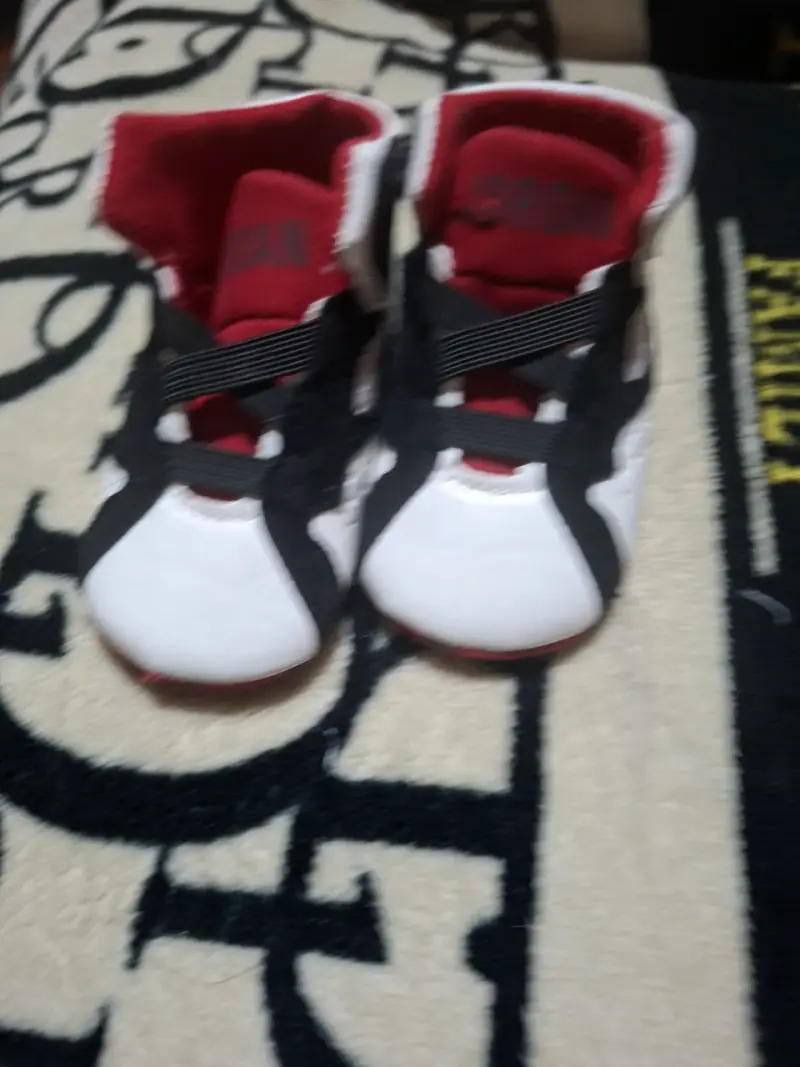 Zapatillas para bebé Jordan blancas y negras - 2