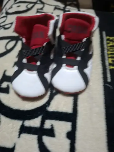 Zapatillas para bebé Jordan blancas y negras - miniatura 2