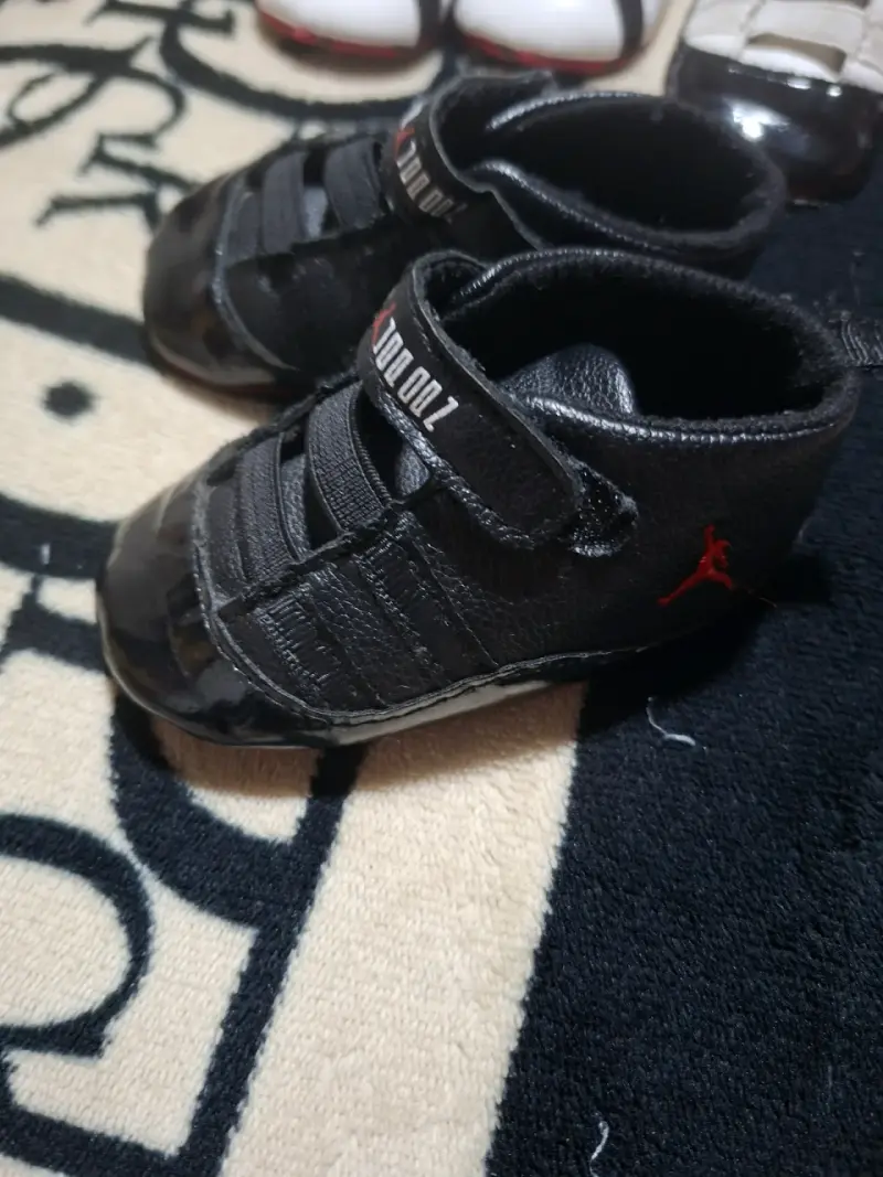 Zapatillas para bebé Jordan blancas y negras - 3