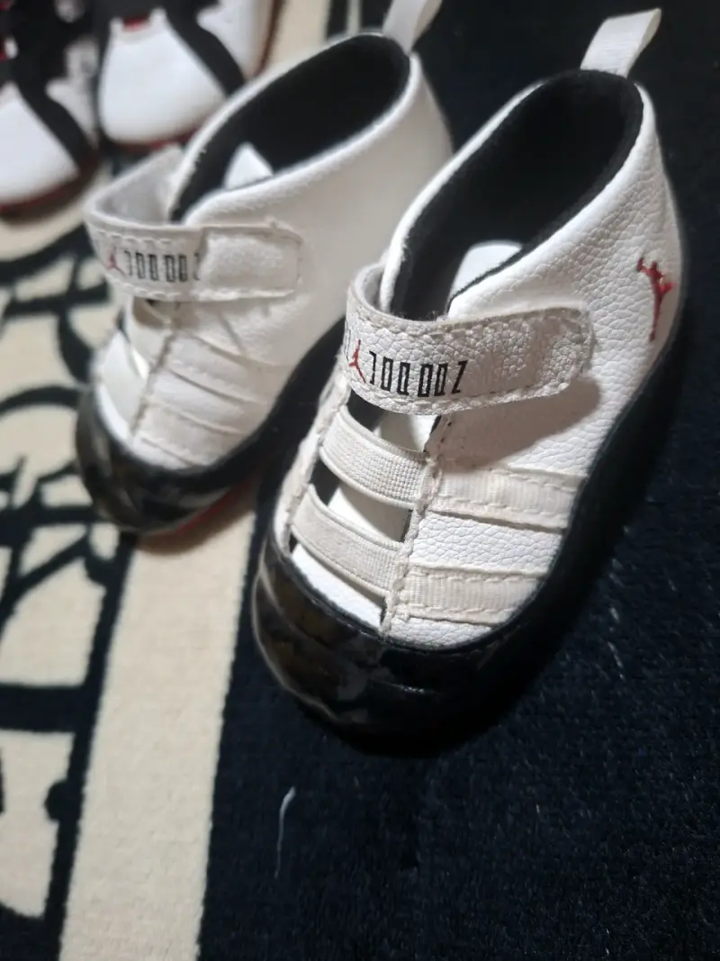 Zapatillas para bebé Jordan blancas y negras - 4