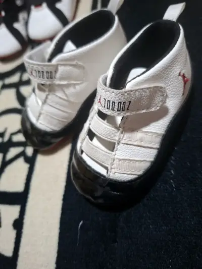 Zapatillas para bebé Jordan blancas y negras - miniatura 4