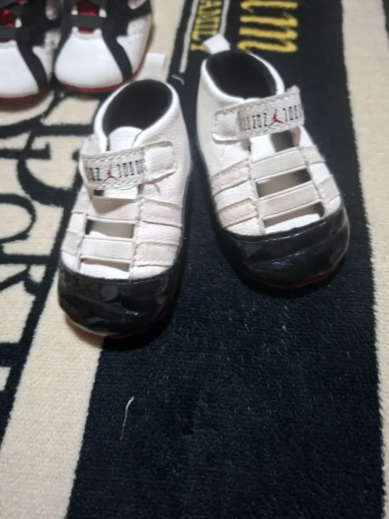 Zapatillas para bebé Jordan blancas y negras - 5