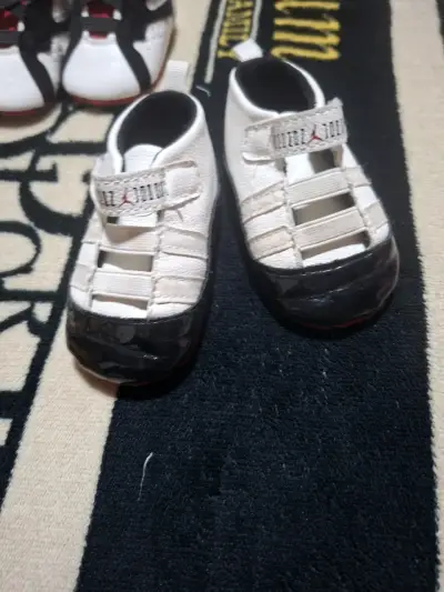 Zapatillas para bebé Jordan blancas y negras - miniatura 5