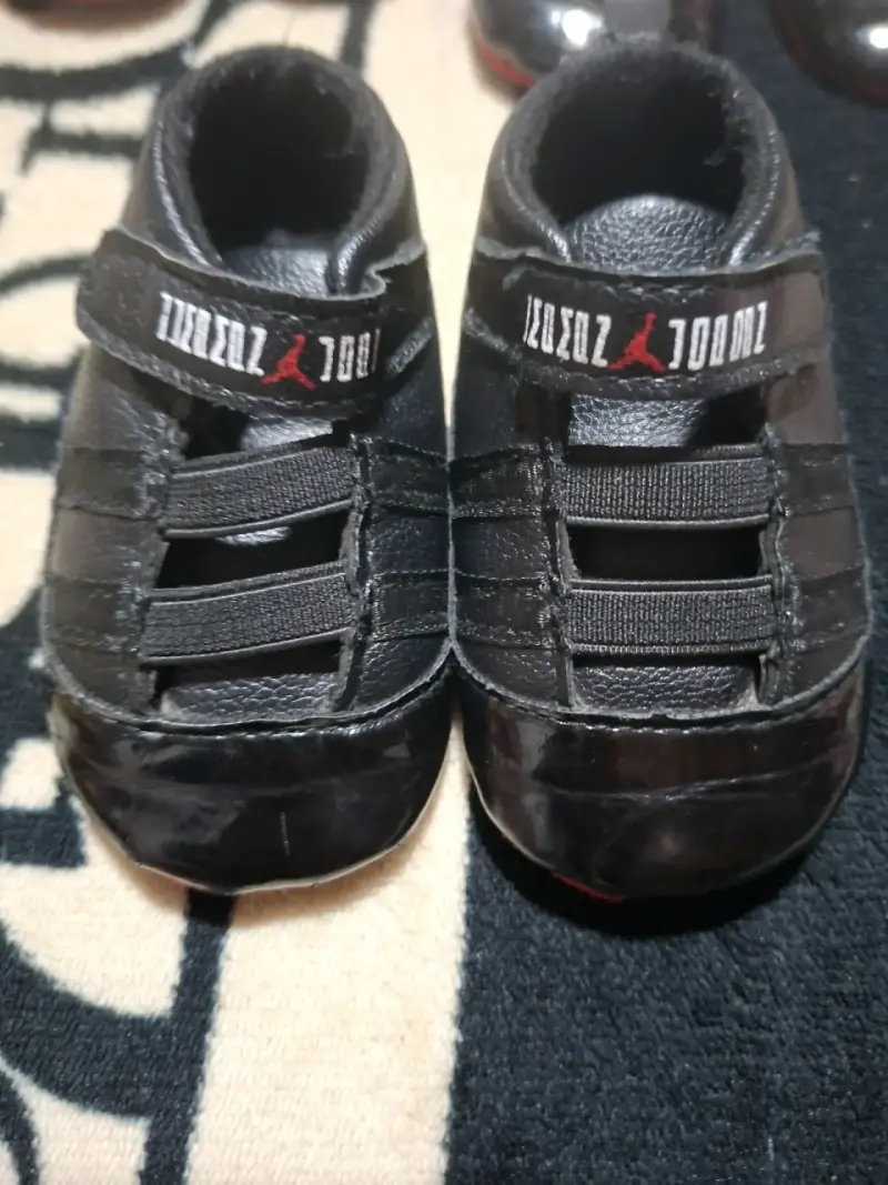 Zapatillas para bebé Jordan blancas y negras - 6