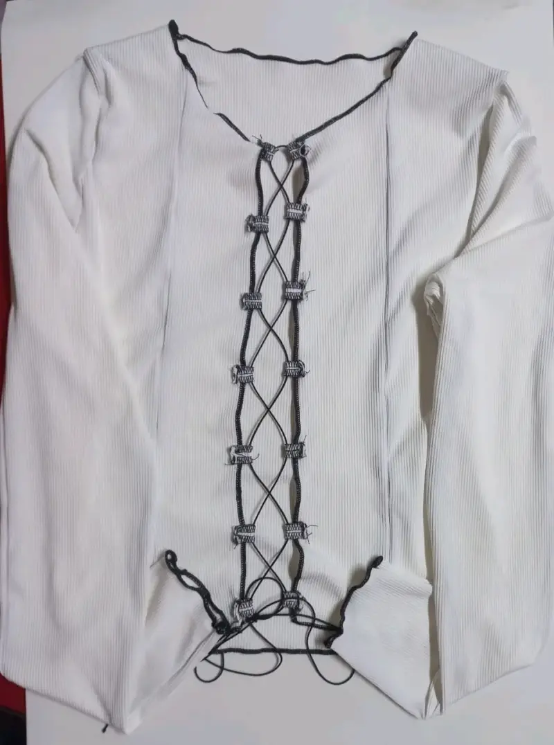 Blusa blanca con diseño de cordones