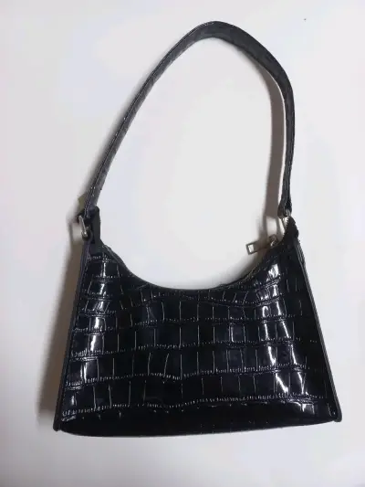 Cartera de Hombro Negra con Textura de Cocodrilo - miniatura 1