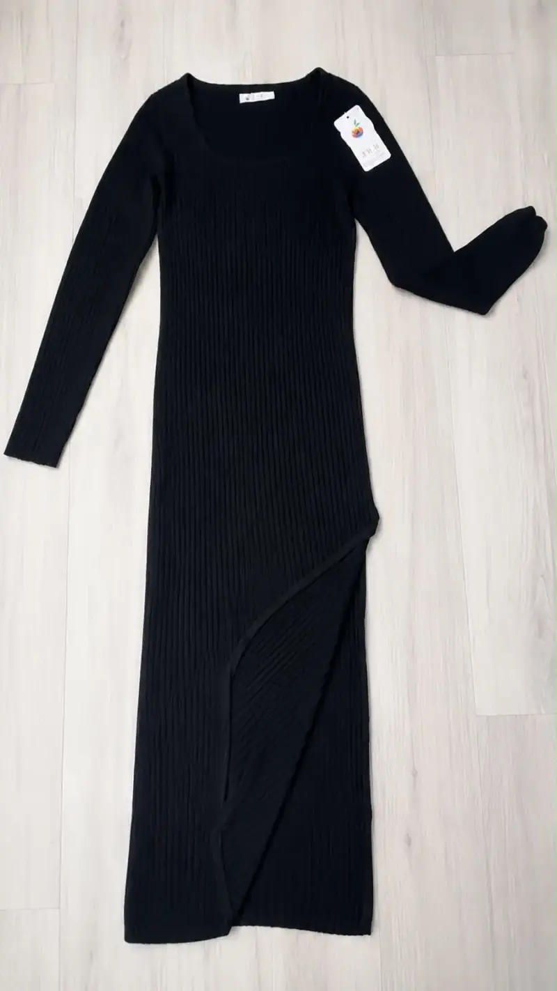 Vestido negro largo de punto con diseño asimétrico
