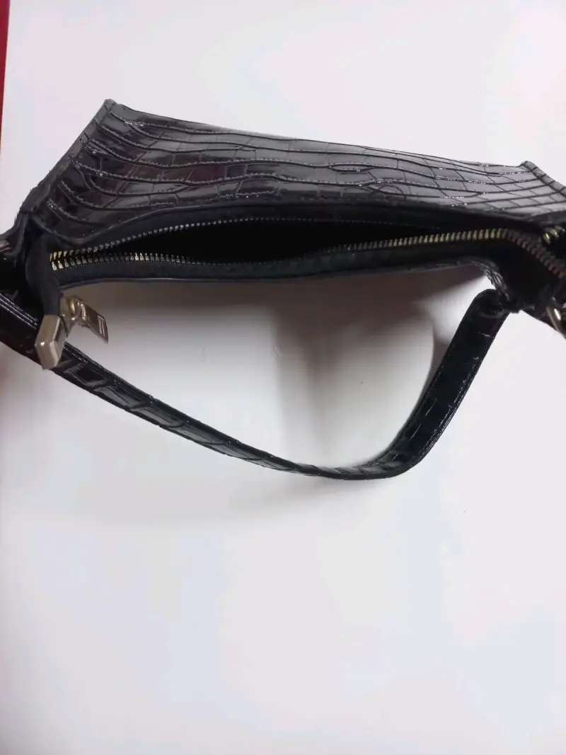 Cartera de Hombro Negra con Textura de Cocodrilo - 2
