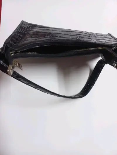 Cartera de Hombro Negra con Textura de Cocodrilo - miniatura 2
