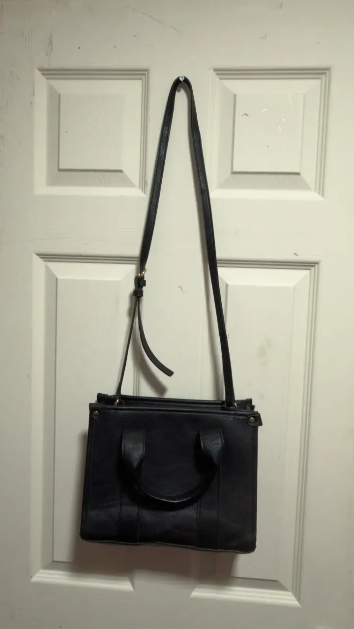 Bolso tote negro con correa ajustable - 3