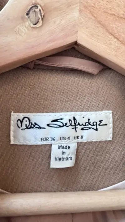 Abrigo camel Miss Selfridge con cinturón - miniatura 3