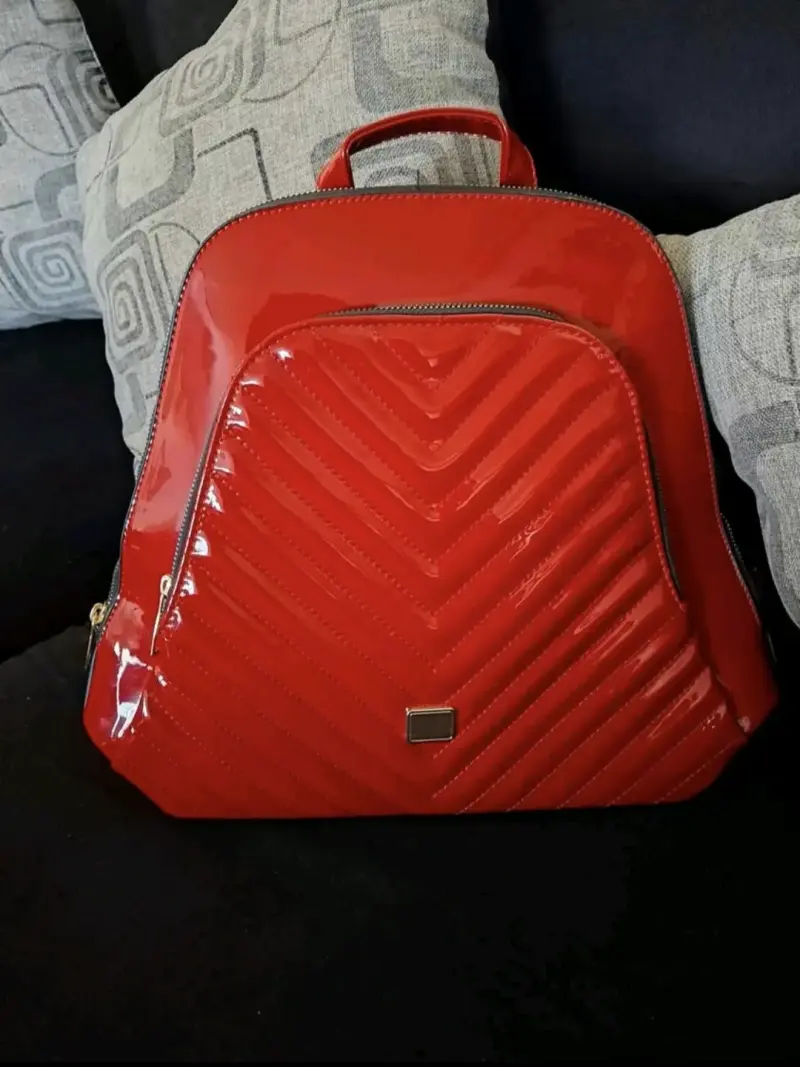Mochila mediana roja de charol - 1