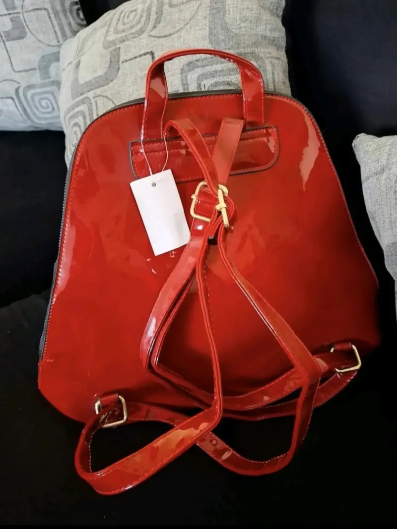 Mochila mediana roja de charol - 2
