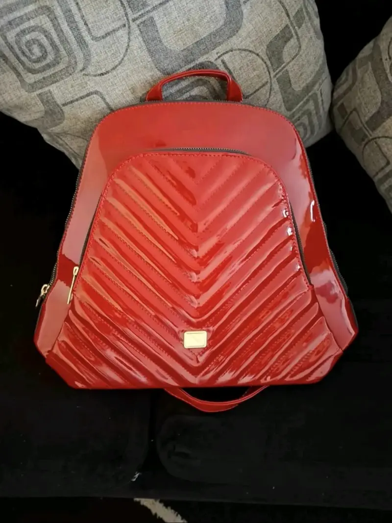 Mochila mediana roja de charol - 3