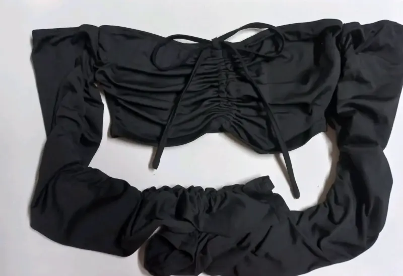 Top negro de manga larga estilo off-shoulder - 1