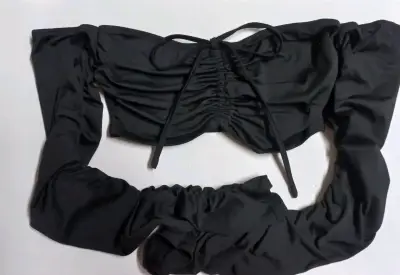 Top negro de manga larga estilo off-shoulder - miniatura 1