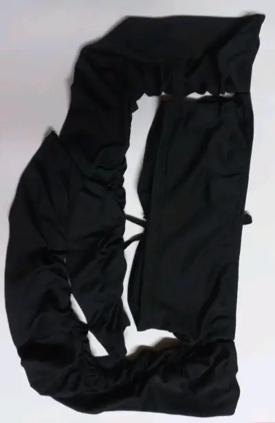 Top negro de manga larga estilo off-shoulder - miniatura 2