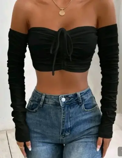 Top negro de manga larga estilo off-shoulder - miniatura 3