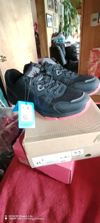 Zapatillas deportivas negras con suela roja talla 41 - miniatura 1